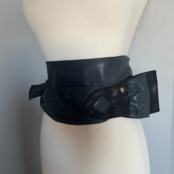 Patrizia Pepe Soft Shiny Leather Gray high-waist belt Bow Python Stud Detail - Picture 2 of 10